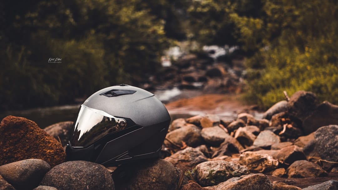 découvrez les avantages du casque de moto en carbone : légèreté, robustesse et protection optimale pour une expérience de conduite sécurisée et confortable.