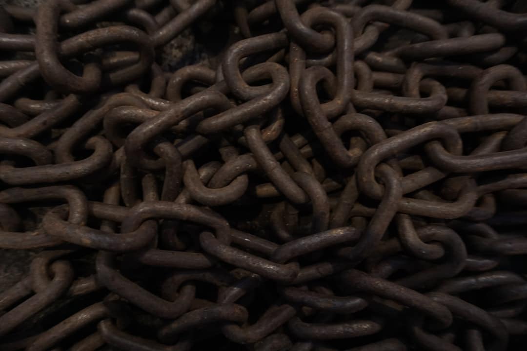 découvrez notre chaîne kit de haute qualité, idéal pour l'entretien et la performance de votre moto ou vélo. longue durabilité et montage facile pour une expérience de conduite optimale.