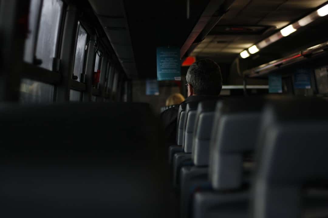découvrez le monde des bus informatiques, essentiels pour la communication entre les composants d'un ordinateur. apprenez comment ces infrastructures interconnectent le processeur, la mémoire et les périphériques, garantissant des performances optimales et une transmission rapide des données.
