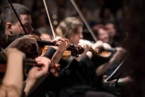 découvrez l'univers fascinant des chefs d'orchestre, ces artistes passionnés qui donnent vie à la musique par leur direction. plongez dans leur rôle essentiel, leurs techniques et l'impact qu'ils ont sur les performances musicales.