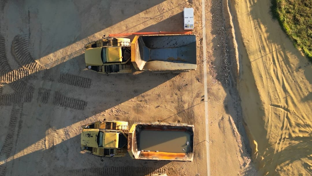 découvrez tout sur les camions de construction : types, utilités, et conseils pour bien choisir votre véhicule de chantier. parfait pour professionnels et passionnés du secteur btp.