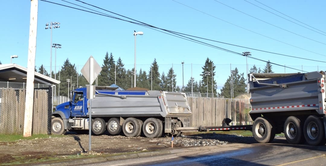 découvrez notre sélection de camions de construction robustes, adaptés à tous vos chantiers. qualité, performance et fiabilité pour vos travaux de terrassement et de transport de matériaux.