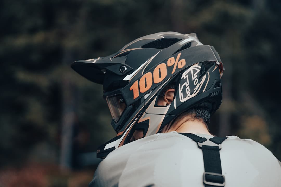personnalisez votre casque de moto avec des autocollants uniques pour un style original et visible sur la route.