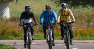 découvrez le tourisme à vélo : explorez des paysages magnifiques, vivez des aventures uniques et profitez d'un mode de voyage écologique et sportif.
