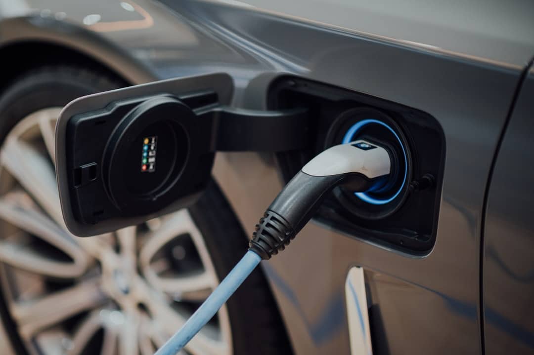 découvrez l'avenir de la mobilité avec notre guide complet sur les voitures électriques. apprenez tout sur les avantages, la technologie et le choix des modèles qui révolutionnent le transport durable.
