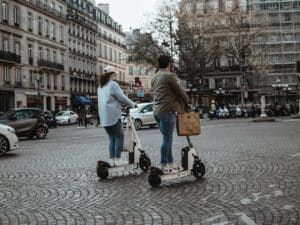 découvrez la liberté de vous déplacer avec un scooter électrique ! écologique, économique et facile à utiliser, il est parfait pour vos trajets quotidiens en ville. adoptez une mobilité durable tout en profitant d'une conduite agréable et pratique.