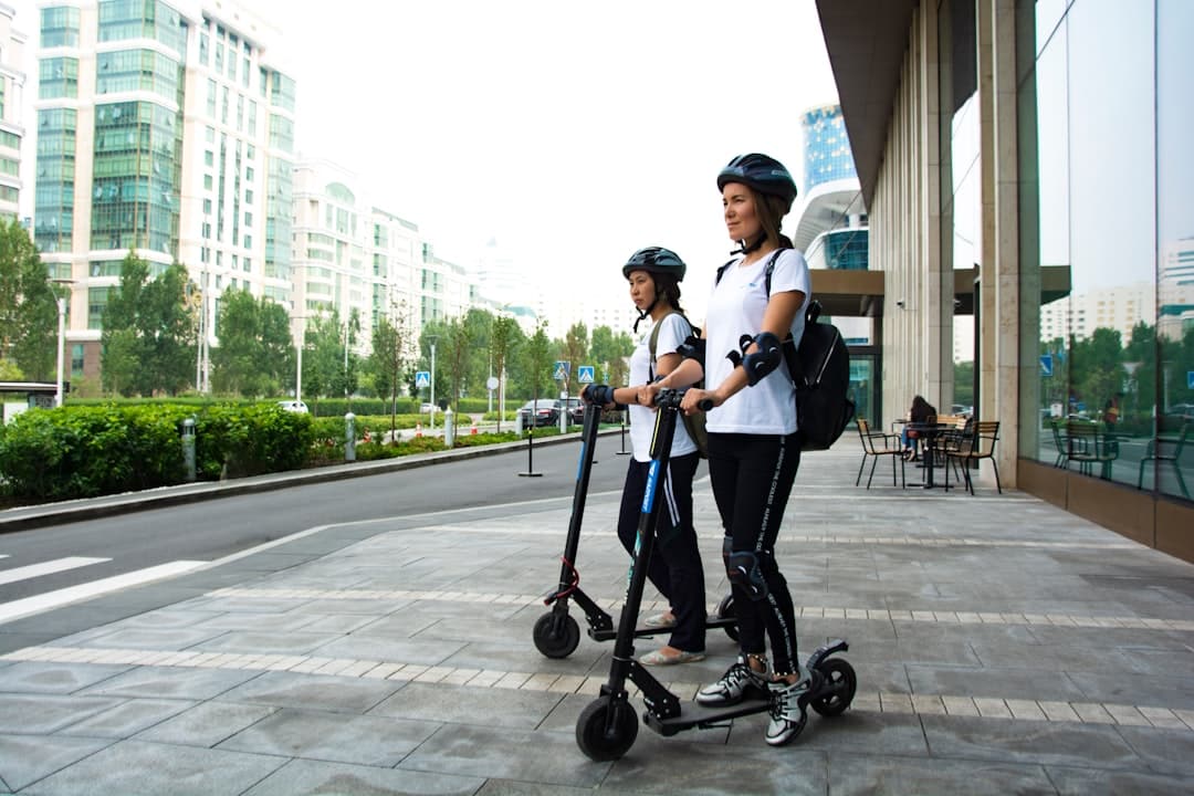 découvrez notre large sélection de trottinettes électriques, alliant performance, style et confort. offrez-vous une mobilité durable et pratique pour vos déplacements quotidiens. explorez des modèles adaptés à tous les besoins et profitez d'une conduite fluide et agréable.
