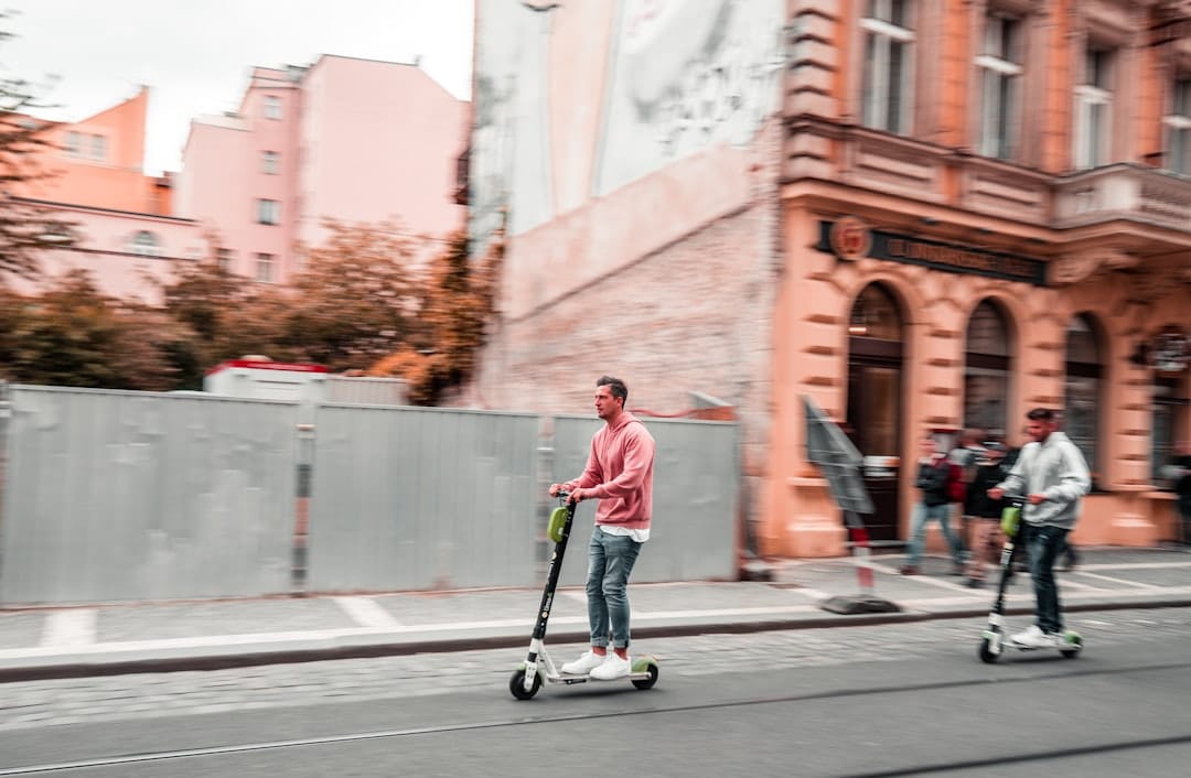 découvrez notre collection de trottinettes électriques, alliant performance, praticité et style. explorez des modèles écologiques et innovants pour vos déplacements quotidiens en ville. profitez de la liberté de rouler sans contrainte avec notre sélection de scooters électriques adaptés à tous vos besoins.