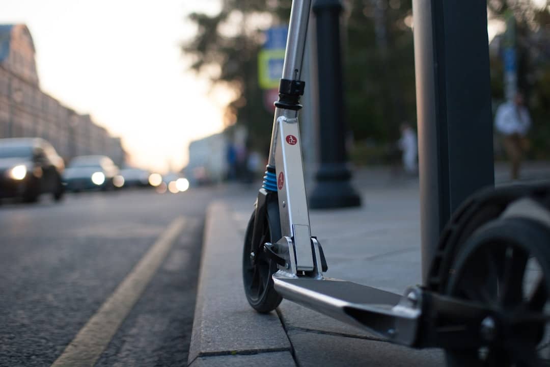 découvrez notre sélection de trottinettes électriques alliant performance, design moderne et respect de l'environnement. profitez d'une conduite fluide et agréable pour vos trajets urbains tout en réduisant votre empreinte carbone.