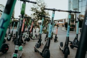 découvrez le plaisir de la mobilité urbaine avec nos scooters électriques. écologiques, économiques et faciles à utiliser, ils vous permettent de vous déplacer rapidement tout en réduisant votre empreinte carbone. idéal pour les trajets quotidiens, alliez confort et praticité avec nos modèles variés.
