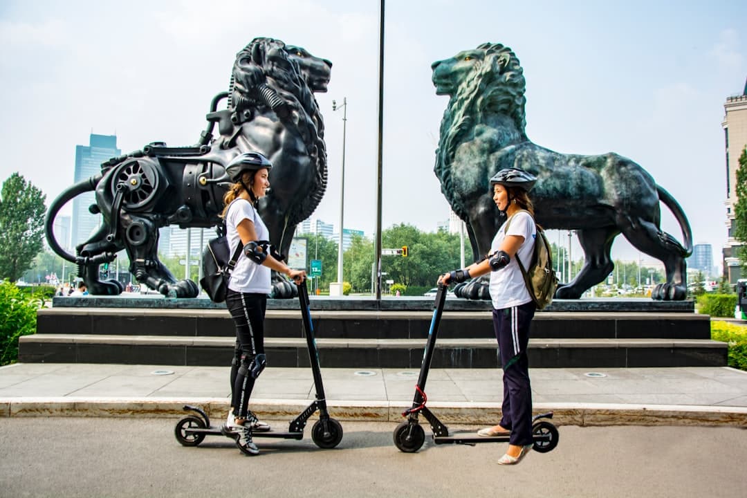 découvrez notre gamme de trottinettes électriques alliant performance et design. parfaites pour vos déplacements urbains, nos scooters électriques offrent confort et respect de l'environnement. profitez d'une mobilité facile et rapide avec nos modèles innovants !