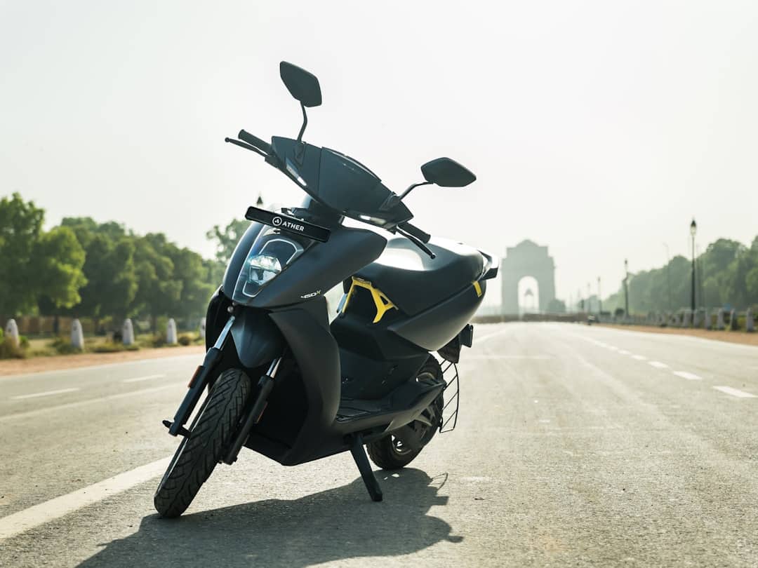 découvrez le plaisir de la mobilité urbaine avec notre gamme de trottinettes électriques. idéales pour vos déplacements quotidiens, elles allient performance, confort et respect de l'environnement. parcourez la ville facilement et tendance tout en réduisant votre empreinte carbone.