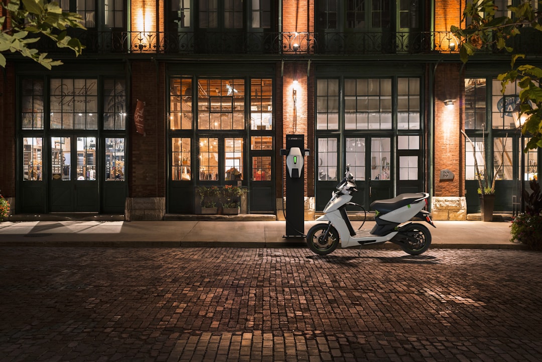 découvrez notre sélection de trottinettes électriques, alliant performance et design moderne. idéales pour vos déplacements urbains, elles offrent une conduite confortable et écologique. explorez nos modèles variés pour un transport pratique et rapide.