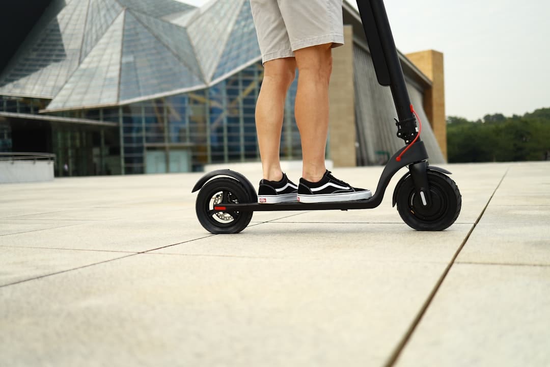 découvrez notre gamme de trottinettes électriques, alliant performance, confort et design éco-responsable. parcourez la ville rapidement tout en réduisant votre empreinte carbone.