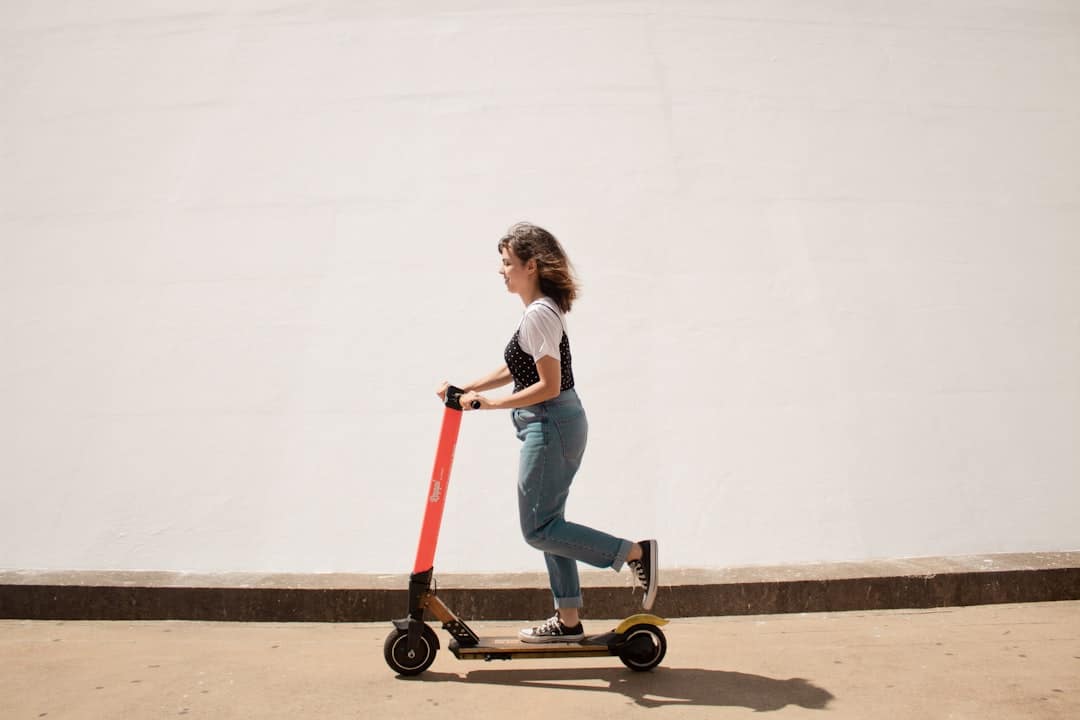 découvrez notre gamme de trottinettes électriques performantes et écologiques, parfaites pour vos déplacements urbains rapides et pratiques.