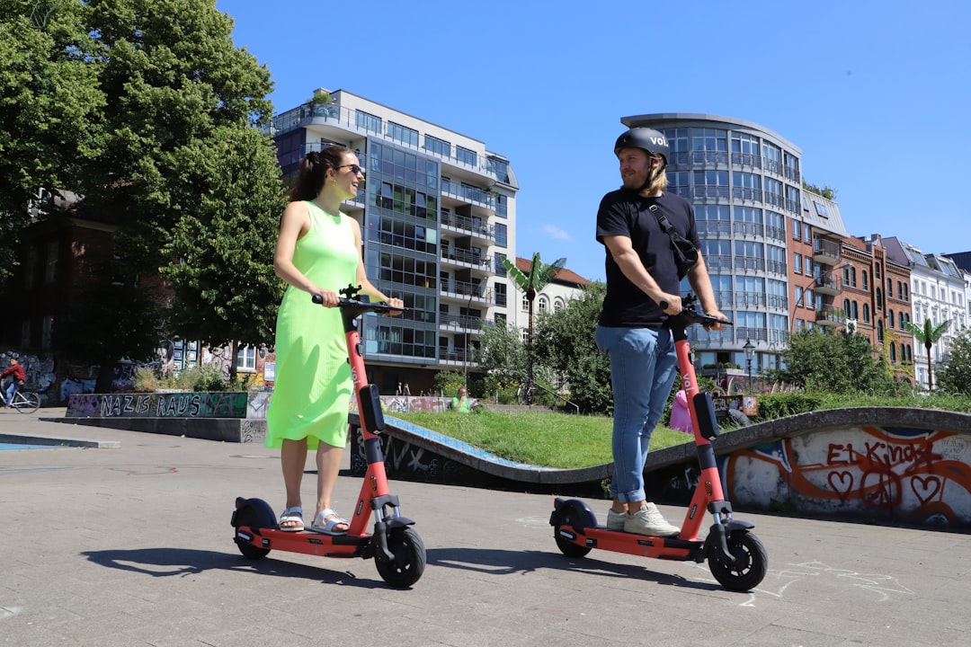 découvrez notre gamme de trottinettes électriques performantes et écologiques, idéales pour vos déplacements urbains rapides et économiques.