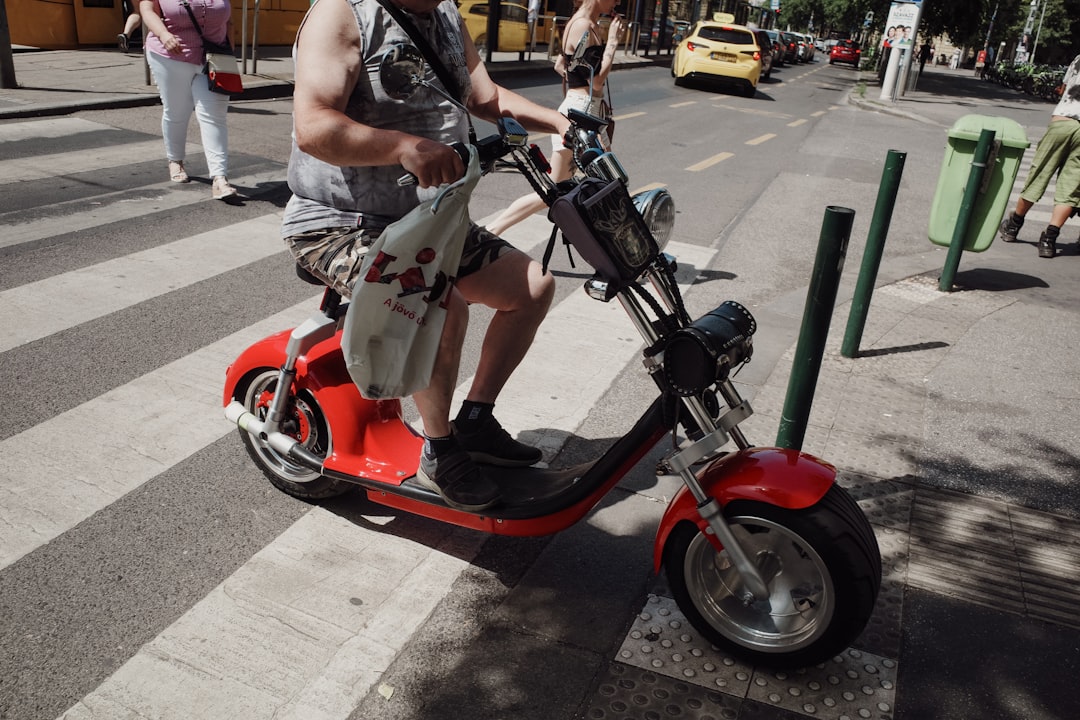 découvrez notre trottinette électrique avec siège, alliant confort et praticité pour vos déplacements quotidiens. profitez d'une conduite agréable et sécurisée, idéale pour les trajets urbains ou les balades en plein air.