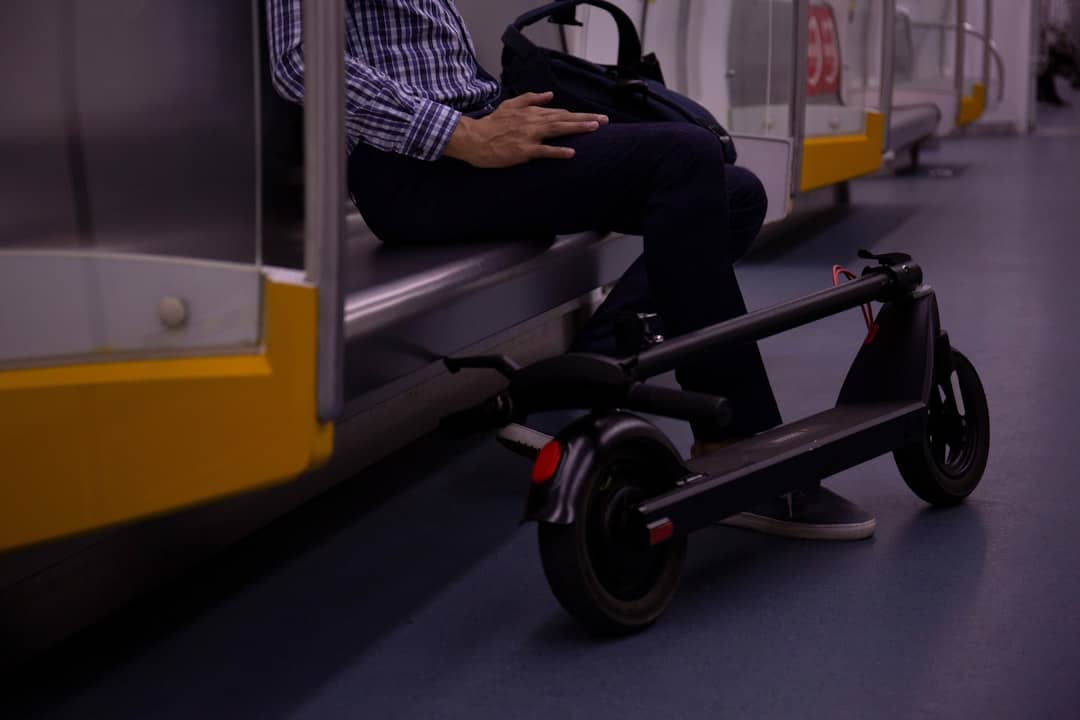 découvrez notre scooter électrique avec siège, alliant confort et praticité pour des déplacements urbains simplifiés. parfait pour naviguer en toute sérénité tout en préservant l'environnement.