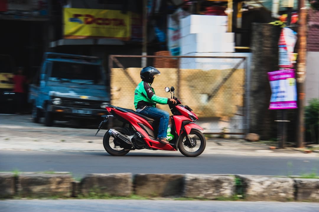 découvrez notre trottinette électrique avec siège, alliant confort et praticité pour vos déplacements urbains. profitez d'une conduite agréable et sécurisée tout en réduisant votre empreinte carbone. idéale pour les trajets quotidiens, cette trottinette offre une excellente autonomie et une conception ergonomique.