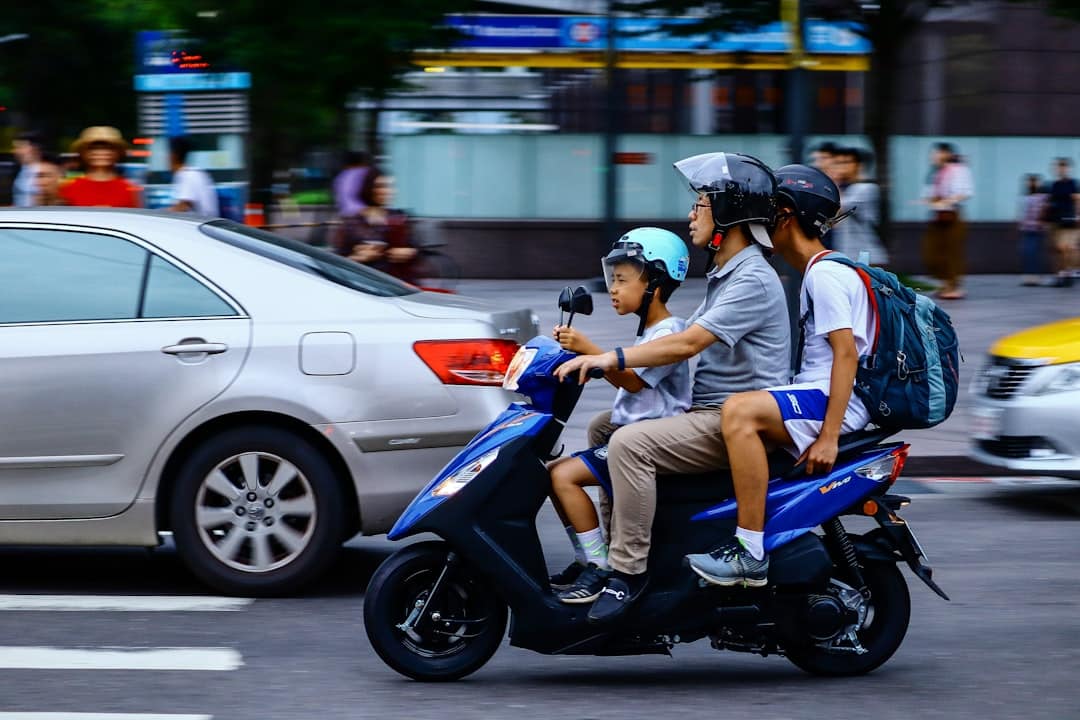 découvrez les réglementations concernant les trottinettes électriques en france. informez-vous sur les lois, les normes de sécurité et les bonnes pratiques pour une utilisation responsable des trottinettes en milieu urbain.