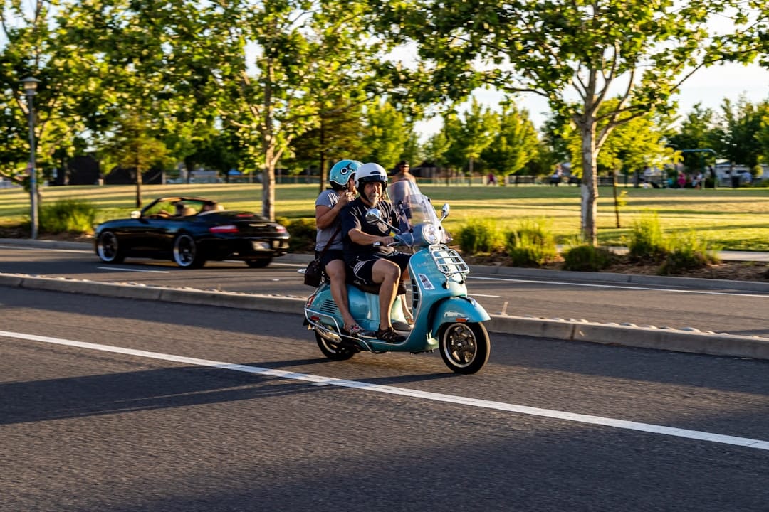 découvrez les régulations essentielles concernant les trottinettes électriques en france. informez-vous sur les règles de circulation, les obligations des utilisateurs et les zones autorisées afin de rouler en toute sécurité.