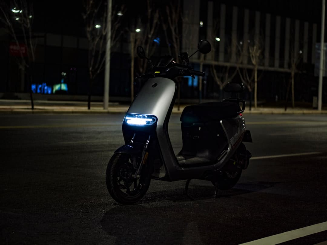 découvrez notre scooter électrique assis, alliant confort et mobilité pour des déplacements urbains faciles et écologiques.