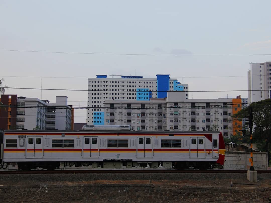 découvrez le fonctionnement, les avantages et l'impact environnemental des trains électriques, une alternative moderne et durable pour le transport ferroviaire.