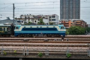 découvrez tout sur les trains électriques : fonctionnement, avantages écologiques et innovations récentes dans le transport ferroviaire moderne.
