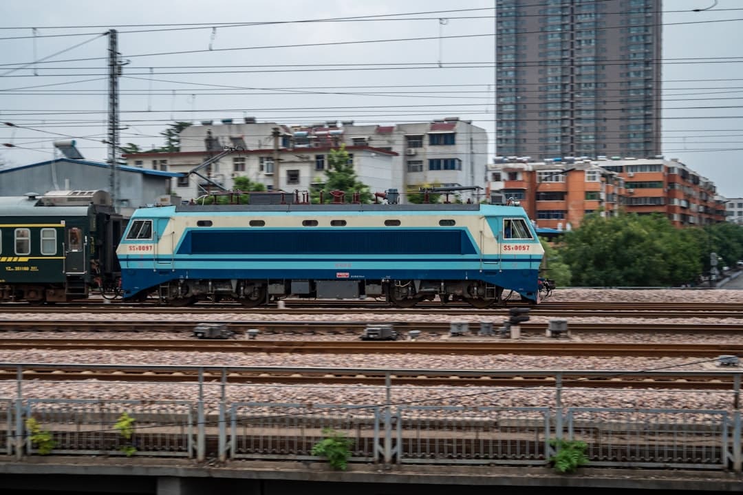 découvrez tout sur les trains électriques : fonctionnement, avantages écologiques et innovations récentes dans le transport ferroviaire moderne.