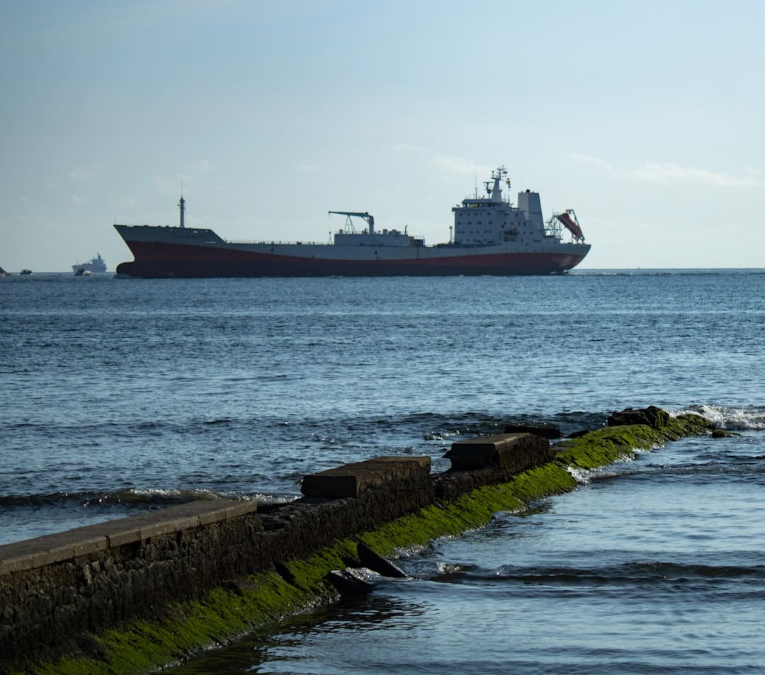 découvrez l'impact environnemental des navires, comprenant les émissions polluantes, la pollution marine et les solutions durables pour un transport maritime plus écologique.