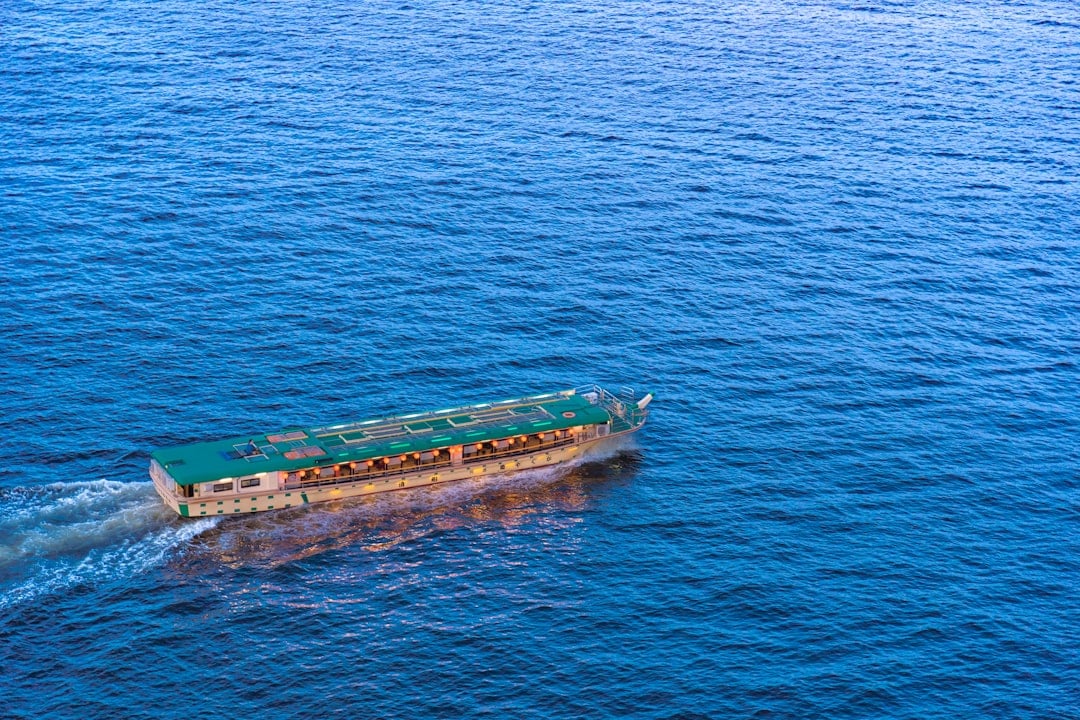 découvrez l'impact environnemental des navires, ses effets sur les écosystèmes marins et les initiatives pour réduire la pollution maritime.