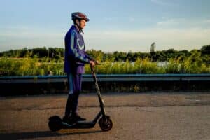 découvrez les accessoires essentiels pour votre trottinette électrique afin d'améliorer sécurité, confort et performance lors de vos déplacements urbains.