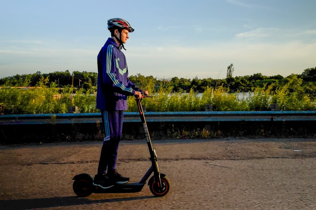 découvrez les accessoires essentiels pour votre trottinette électrique afin d'améliorer sécurité, confort et performance lors de vos déplacements urbains.