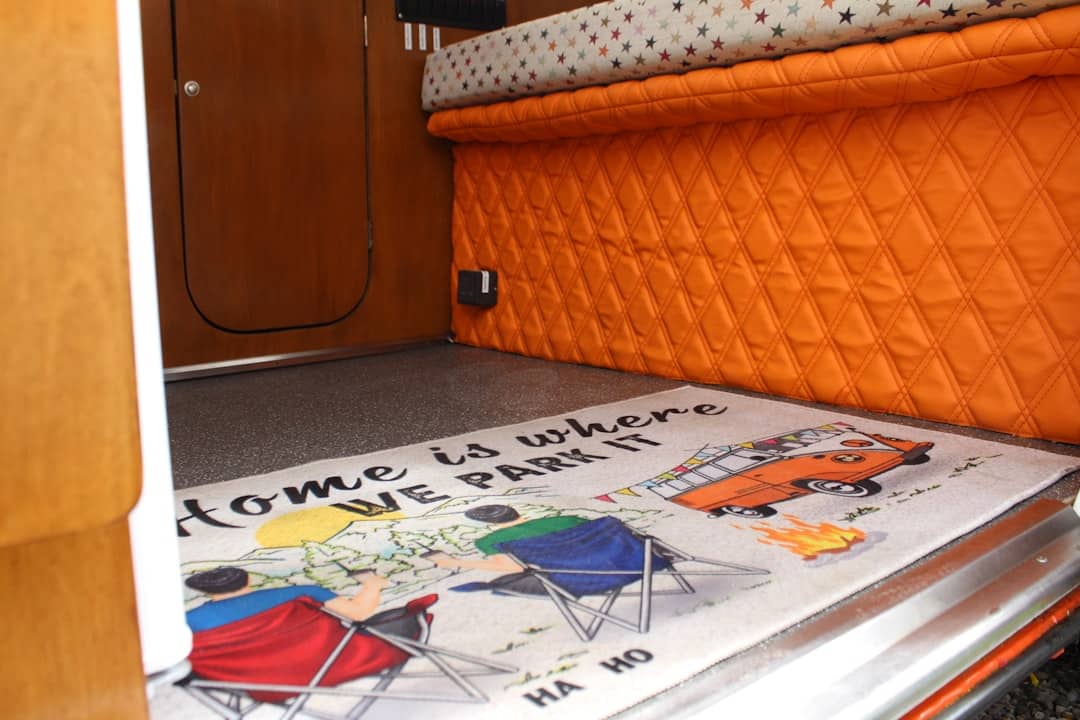 découvrez notre lit camion de pompier, un mobilier ludique et fonctionnel pour les petits aventuriers. transformez la chambre de votre enfant en un véritable poste de secours avec ce lit innovant, alliant confort et imagination.