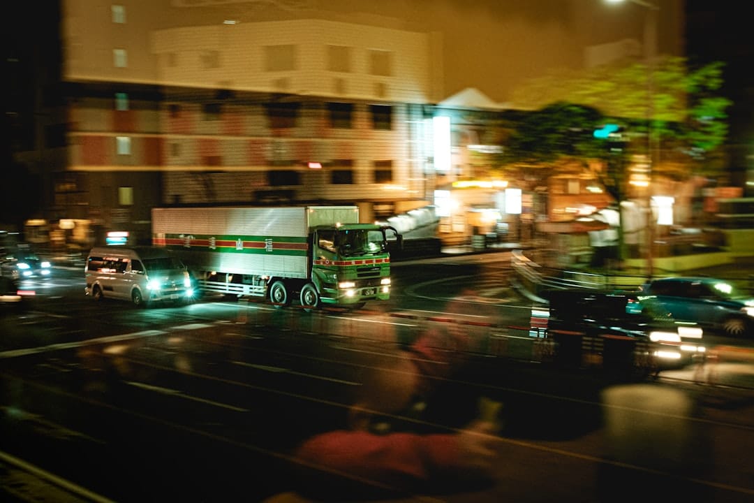 découvrez notre superbe lit en forme de camion de pompier qui ravira les petits aventuriers ! conçu pour allier confort et imagination, ce lit transforme la chambre en un véritable terrain de jeu. idéal pour stimuler la créativité tout en offrant un couchage sécurisé.