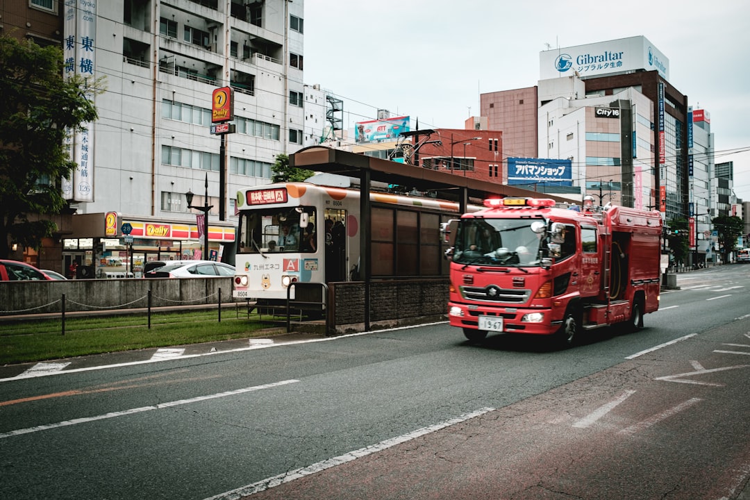 découvrez notre lit en forme de camion de pompier, idéal pour les petits aventuriers ! avec son design captivant et ses matériaux de qualité, ce lit transformera la chambre de votre enfant en une véritable caserne de pompiers. fonctionnalité et imagination se rencontrent pour des nuits de sommeil pleines d'aventures.