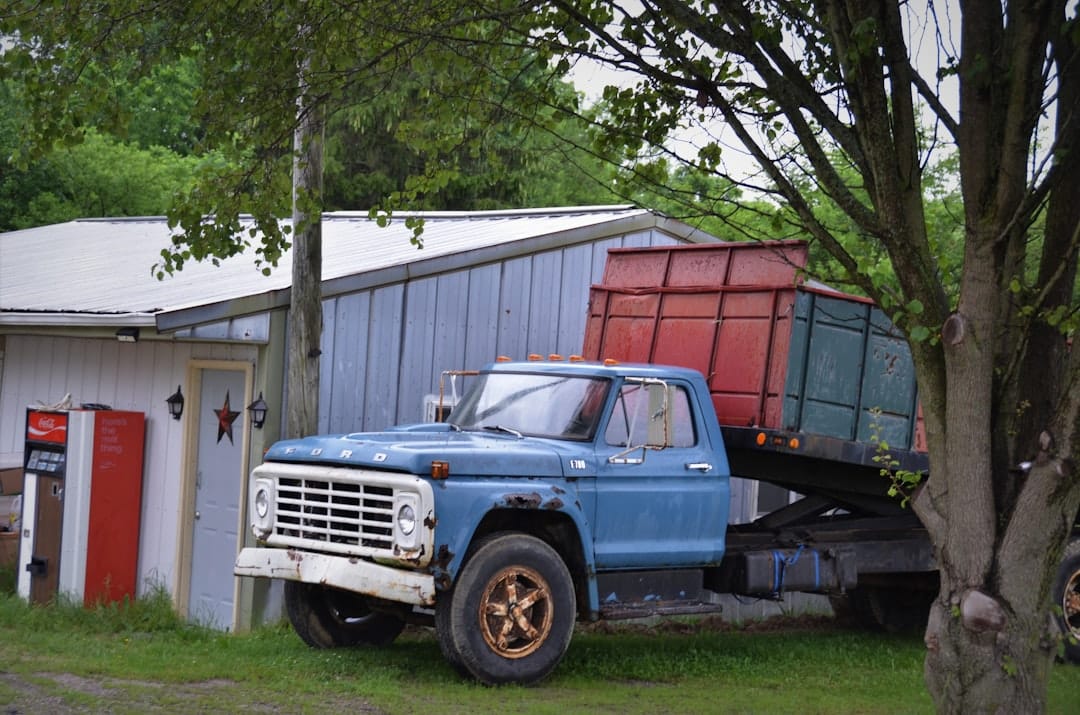location de camions plateau pour le transport facile et sécurisé de vos marchandises lourdes et volumineuses. réservez votre camion plateau dès aujourd'hui !