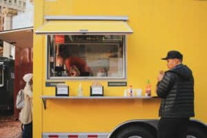 découvrez l'univers gourmand des food trucks ! savourez des plats variés et créatifs préparés sur place, offrant une expérience culinaire unique en plein air. que vous soyez amateur de cuisine locale ou de spécialités du monde, nos food trucks vous régaleront à chaque bouchée.