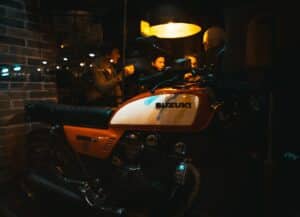 découvrez la moto à quatre roues, alliant stabilité et performance pour une expérience de conduite unique et sécurisée.