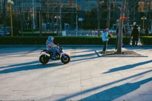 découvrez tout sur le freestyle scooter : conseils, astuces, techniques, et équipements pour débutants et riders expérimentés. progressez rapidement et maîtrisez les figures incontournables !
