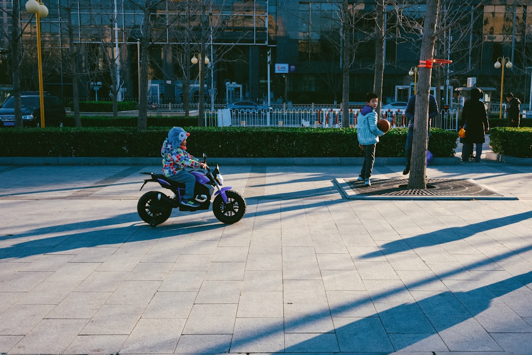 découvrez tout sur le freestyle scooter : conseils, astuces, techniques, et équipements pour débutants et riders expérimentés. progressez rapidement et maîtrisez les figures incontournables !
