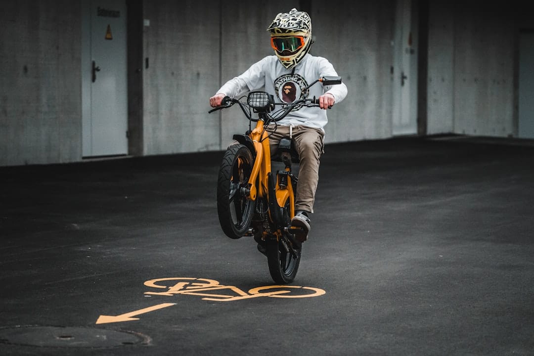 découvrez tout sur le freestyle scooter : équipement, techniques, figures et conseils pour débutants et riders confirmés. progressez et trouvez les meilleurs spots !