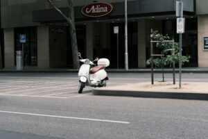 découvrez nos reposes pieds freestyle pour scooter, conçus pour offrir stabilité et style lors de vos figures et cascades en scooter.