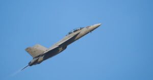 découvrez l'histoire, les caractéristiques et les missions du porte-avions français, symbole de la puissance maritime de la france.