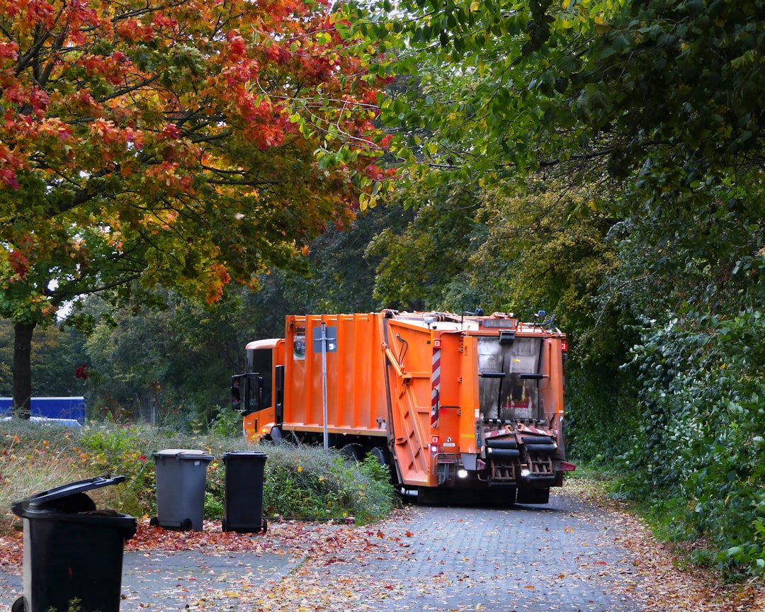découvrez l'univers fascinant des camions de collecte des ordures, leur rôle essentiel dans la propreté urbaine, les technologies innovantes qui les équipent et l'importance de leur fonctionnement pour un environnement durable.
