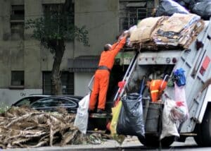 découvrez tout sur les camions poubelles : leur fonctionnement, leur importance pour la propreté urbaine et les technologies innovantes qui améliorent la collecte des déchets. informez-vous sur les différents types de camions poubelles et leur impact sur l'environnement.