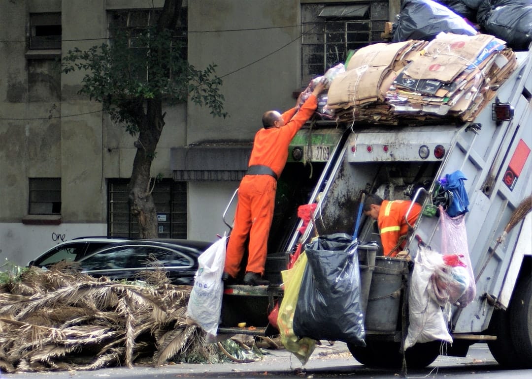 découvrez tout sur les camions poubelles : leur fonctionnement, leur importance pour la propreté urbaine et les technologies innovantes qui améliorent la collecte des déchets. informez-vous sur les différents types de camions poubelles et leur impact sur l'environnement.