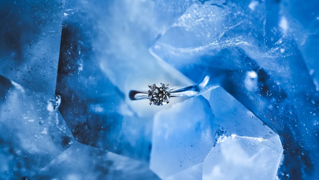 découvrez l'univers fascinant des gemmes : leur beauté, leur histoire et leur importance dans le monde de la bijouterie. plongez dans le monde des pierres précieuses et semi-précieuses, et apprenez comment choisir la gemme parfaite pour chaque occasion.