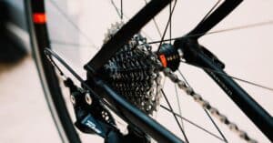 découvrez tout sur le gravel bike : un vélo polyvalent conçu pour rouler sur route comme sur chemin. conseils, comparatifs et guides d'achat pour choisir le meilleur gravel adapté à vos envies d'aventure.