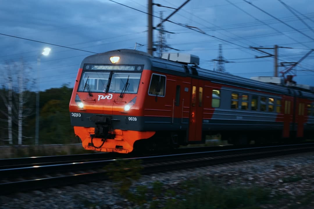 découvrez l'histoire fascinante du train hanté, une légende mystérieuse mêlant frissons et mystère à chaque voyage.
